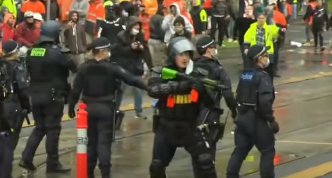 Des ouvriers du bâtiment en colère à Melbourne sont ce soir dans une impasse avec la police, à la suite d'une violente manifestation contre les vaccinations obligatoires sur les chantiers.